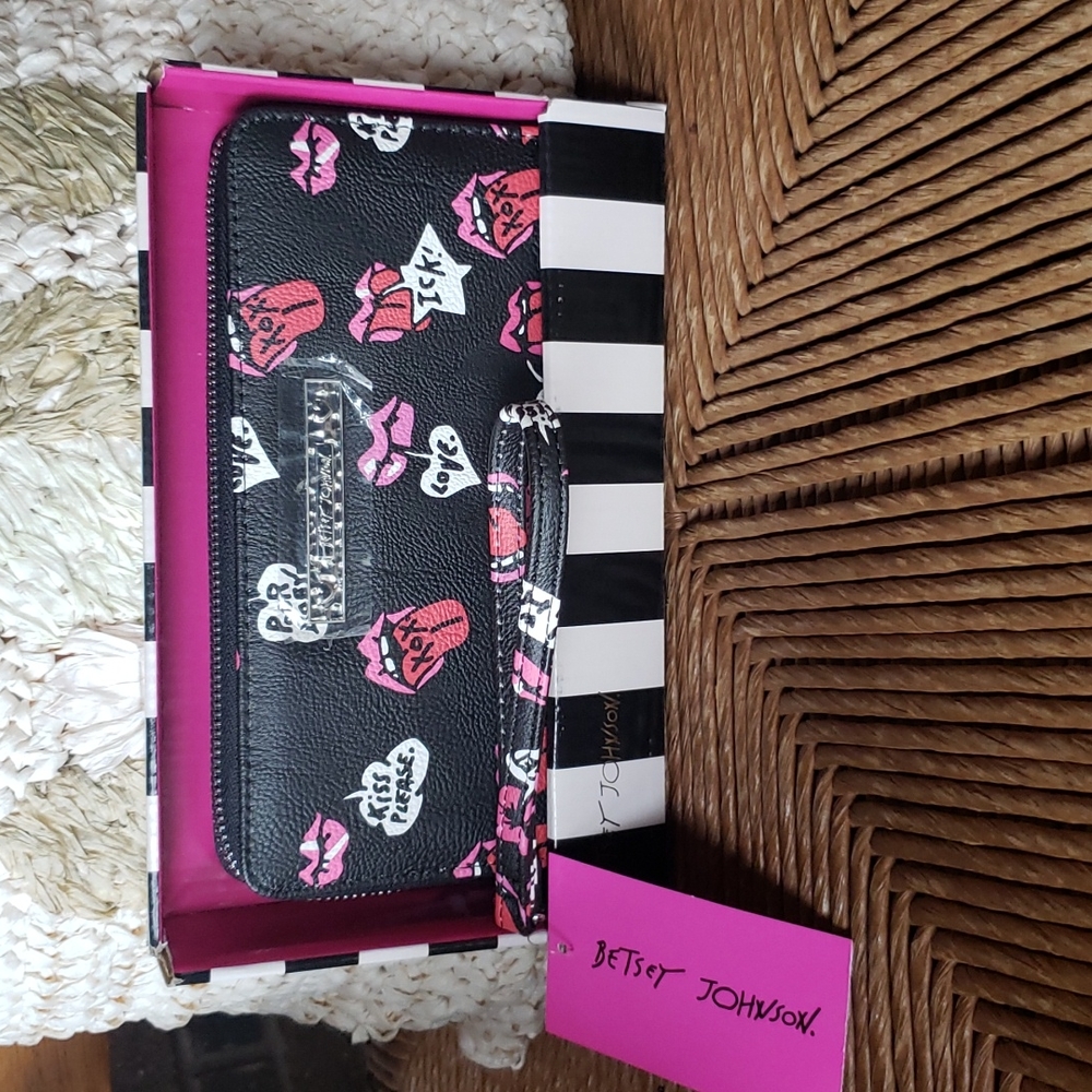 Betsey Johnson XO zip wallet/wristlet